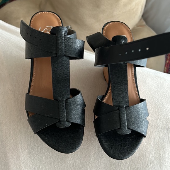 Sandals almost new used 1x size 6 - Picture 2 of 6